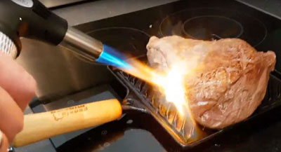 Sous-vide vlees afwerken schroeien brander koksbrander maillard reactie bruin korstje